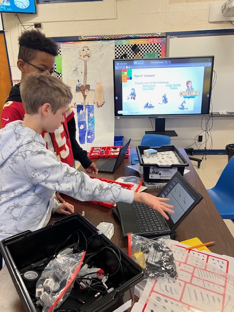 EducatorBryson's tweet photo. AIG Teacher Bianca McDavid directs Stedman AIG students in a STEM activity of building and coding LEGO Robots @CumberlandCoAIG #AIGallday  @BiancaMcDavid https://t.co/apjSFCQlOn