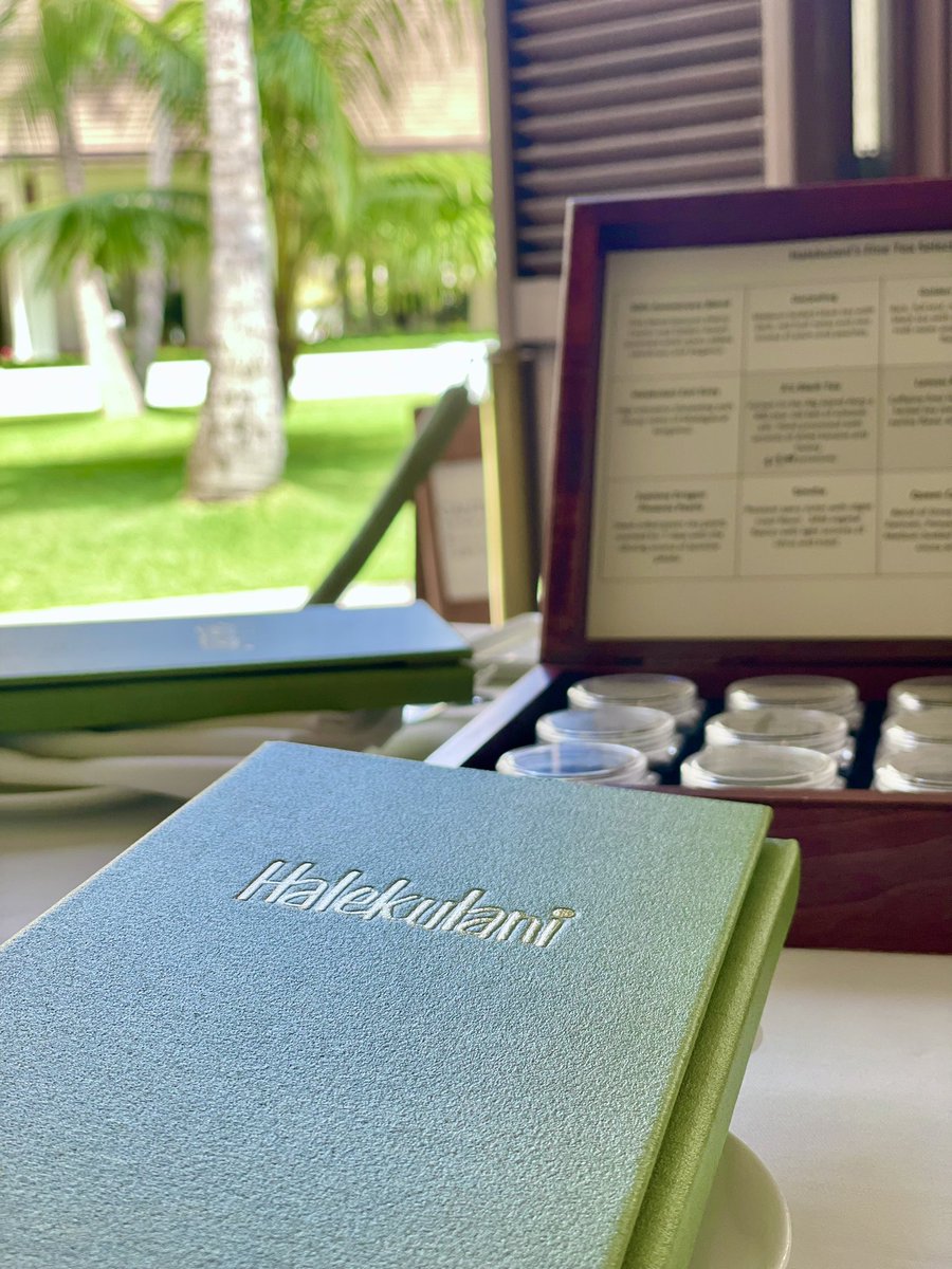 Did you really think I wasn’t going to find a gorgeous afternoon tea in Hawaii? Thank you to the @HalekulaniHotel for a fantastic experience.☀️ 🌺 🫖