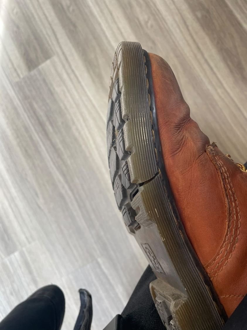 Heu, @drmartens, vous trouvez ça normal qu’une paire qui a 1 an se casse comme ça ? Surtout quand on voit le prix de vos paires ?
@zalandofr