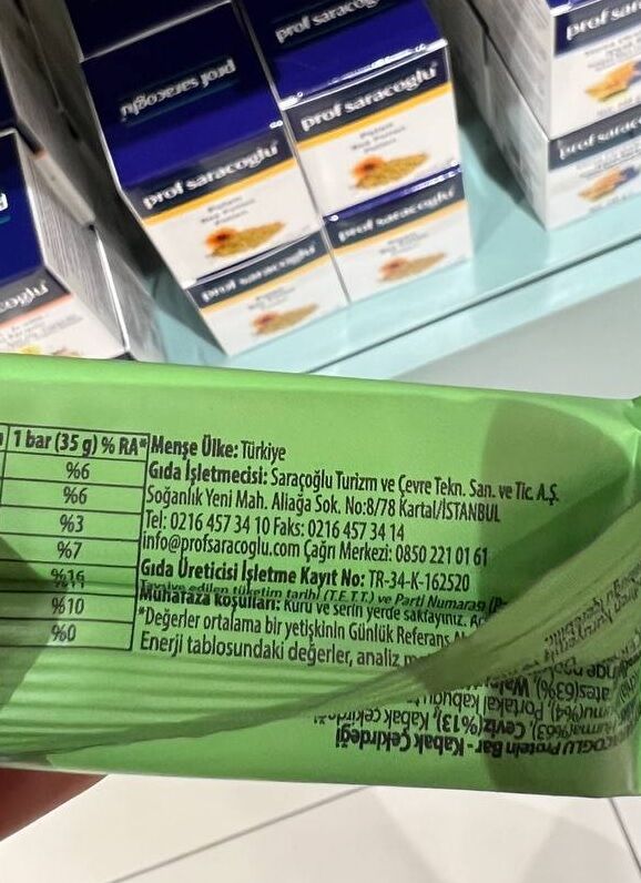 Prof Saracoğlu mağazalarında İbrahim Saraçoğlu'nun unvanıyla satışa sunulan Lif Bar ürünleri Rawsome markasıyla bilinen Pachamama Gıda Tarım Tekstil Danışmanlık San. Tic. A.Ş. tarafından fason olarak üretiliyor.
Ürünün üretici bilgisi açıkça beyan edilmiyor.
#NeYediğiniziBilin