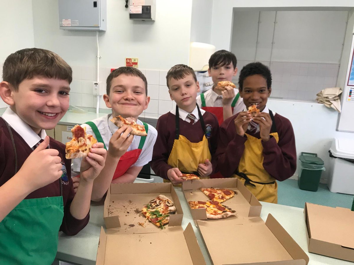 A fantastic pizza lesson with Wesley Pizzaria today!

The students loved learning all about pizza and his careers so far!

A big thank you to Gareth Wesley for coming in 👏🏻 🍕 The pizza was very, very nice!