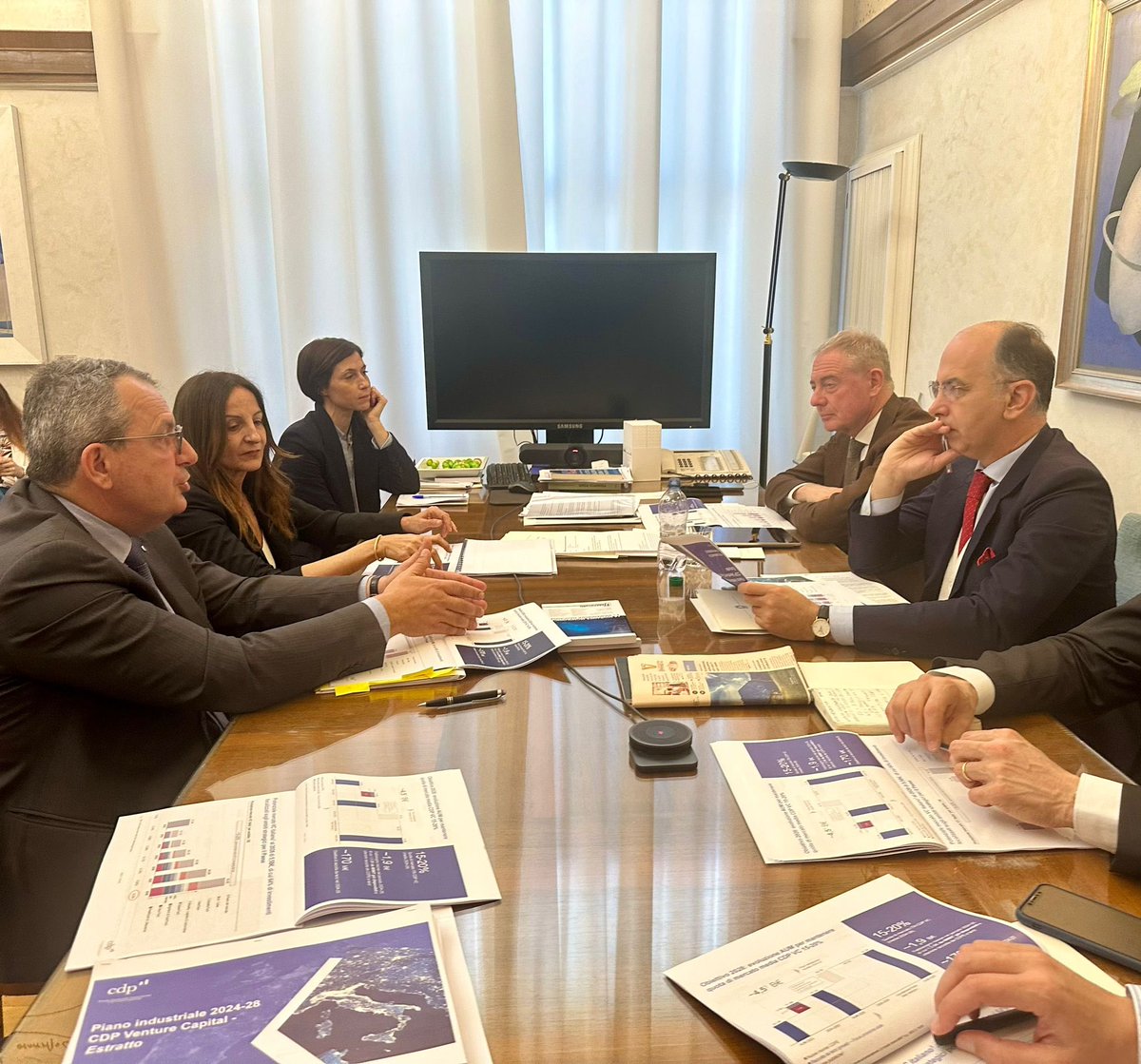 mimit_gov's tweet image. Il ministro @adolfo_urso ha incontrato presidente e a.d. di #CDPVentureCapital, Anna Lambiase e Agostino Scornajenchi, che hanno illustrato le linee strategiche del prossimo Piano Industriale e gli strumenti messi in campo per supportare Startup e Pmi innovative.