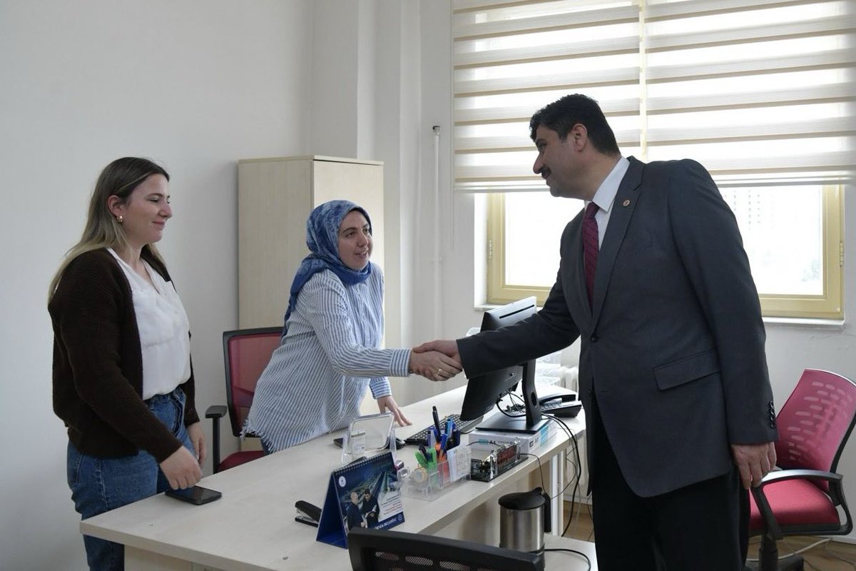 serhatoguz06's tweet photo. AK Parti İlçe Başkanımız Sn. Ahmet Ceylan ve Milliyetçi Haraket Partisi İlçe Başkanımız Sn. Ali Gökdere ile birlikte Kahramankazan Sosyal Hizmetler Müdürü Sn. Ahmet Yüksekcan ve Müdürlüğümüzün değerli çalışanlarını ziyaret ettik. Misafirpervelikleri için teşekkür ediyor, vazifelerinde kolaylıklar diliyorum.

Kahramankazan için ‘Bir’iz 
Kahramankazan Biz’iz…
