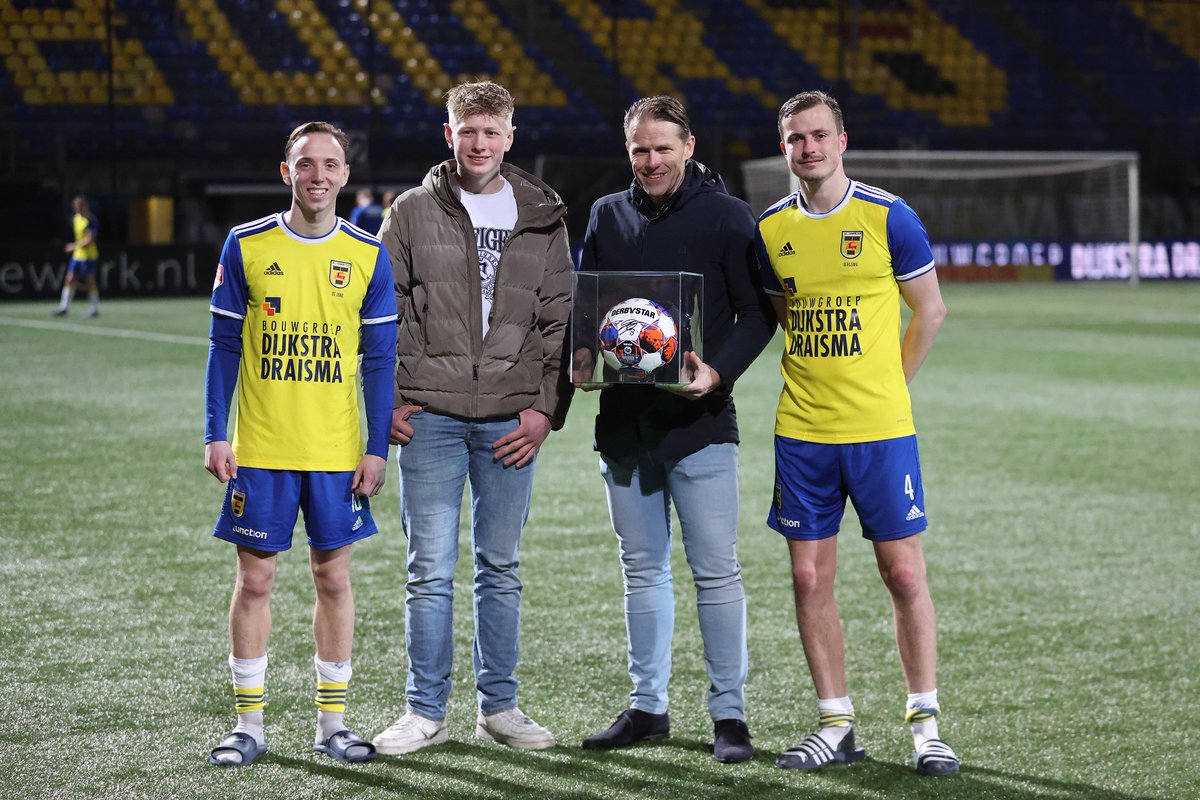 📸 Na afloop van de gewonnen wedstrijd tegen Telstar gingen de 𝘄𝗲𝗱𝘀𝘁𝗿𝗶𝗷𝗱- en 𝗯𝗮𝗹𝘀𝗽𝗼𝗻𝘀𝗼𝗿 uiteraard nog even op de foto. Dank voor jullie steun! ⚔️ Bourguignon Lease ⚽️ Garage Emmakade #CAMTEL