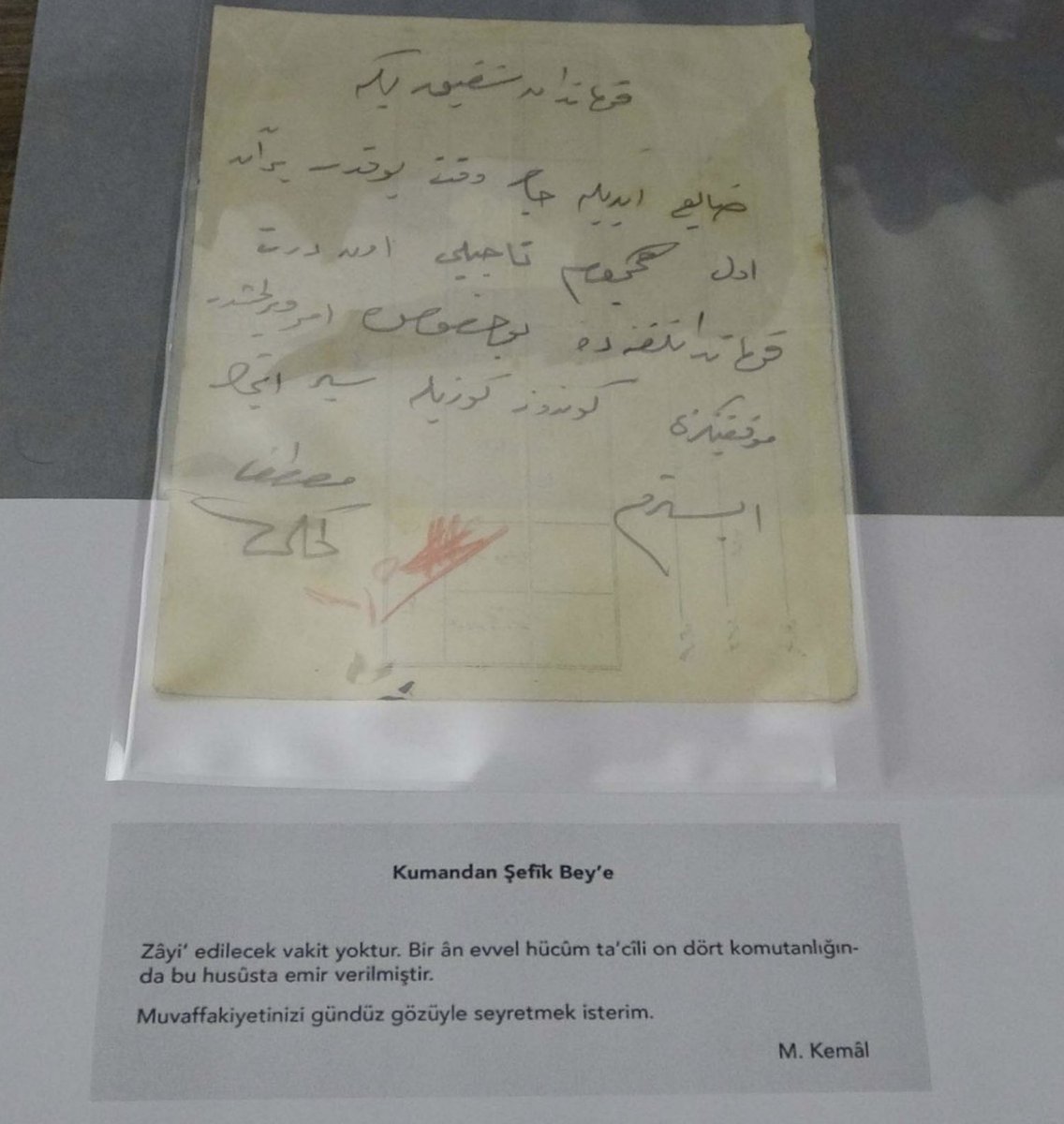 ATATÜRK'ÜN
Çanakkale Savaşları'nda Kendi El Yazısıyla Taarruz Emri:

'Kumandan Şevki Bey'e
Zayi edilecek vakit yoktur.
......
Muvaffakiyetinizi gündüz gözüyle seyretmek isterim.'

#ÇanakkaleGeçilmez 
#MustafaKemalATATÜRK 'ÜN 
#Zaferİnancı