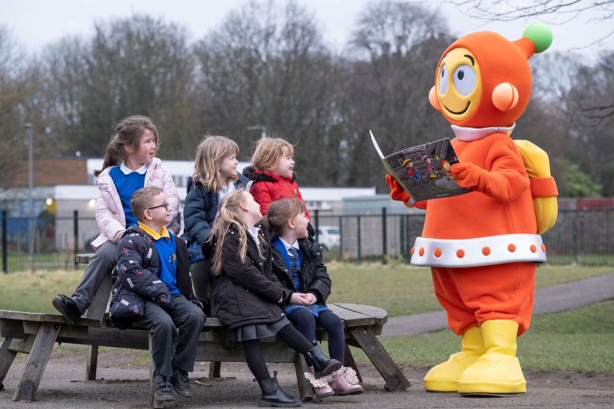 Children at @ParkPSClacks in Alloa welcomed Ziggy for a fun storytelling session about staying safe on our roads. If you're an ELC or P1 teacher, you can order the little books about Ziggy for the classroom at no cost. Order here 👉 roadsafety.scot/ziggy-order #GoSafeWithZiggy 📚