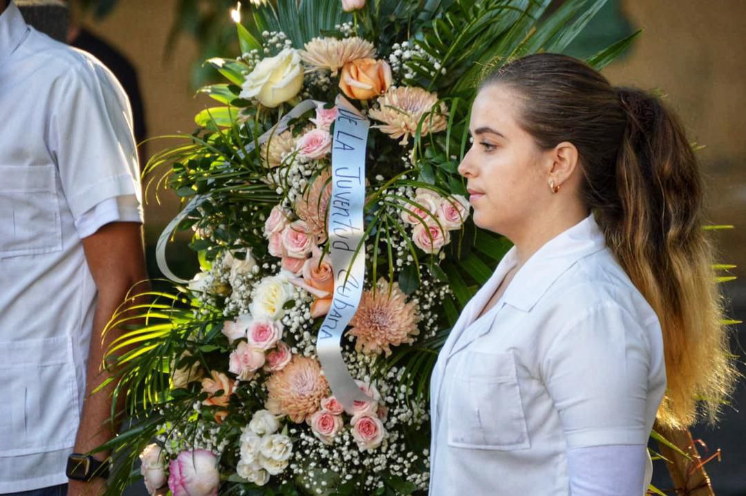 JuventudRebelde's tweet photo. A 121 años de su natalicio,  #MellaVive en la memoria y en el ❤ de la Juventud 🇨🇺 y de toda #Cuba 🇨🇺

En fotos el homenaje en la escalinata de la @UdeLaHabana 
#UnidosXCuba 
#GenteQueSuma https://t.co/wIbRf6Hh3U