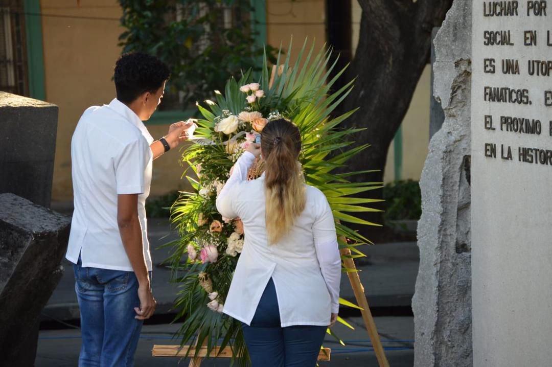 A 121 años de su natalicio,  #MellaVive en la memoria y en el ❤ de la Juventud 🇨🇺 y de toda #Cuba 🇨🇺

En fotos el homenaje en la escalinata de la <a href="/UdeLaHabana/">Universidad de La Habana</a> 
#UnidosXCuba 
#GenteQueSuma