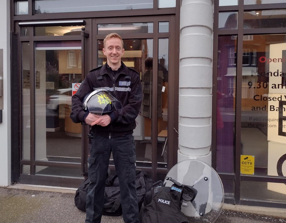 PC Jones is taking the #Lincoln 10K to the next level by running in riot gear😲 The kit weighs 16 kilos. It includes helmet, shield, armor and guards😲😲 He is doing this for @UK_COPS who support families of those who died in the line of duty💙 More: justgiving.com/page/christoph…
