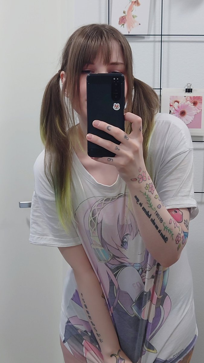 Vois alkaa rokkaa näit twintailei