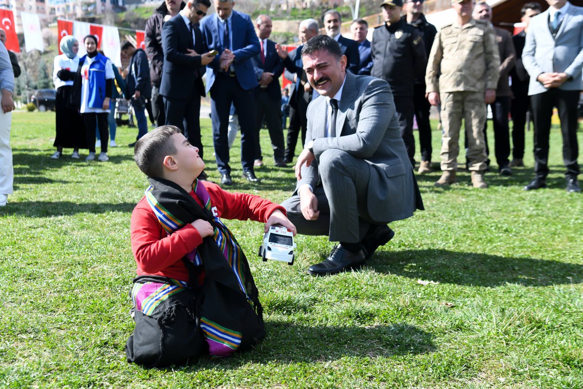 “Sevgi kromozom saymaz.”
          ❤️💙💚💛💜

#DownSendromu hastalık değil, genetik bir farklılıktır.