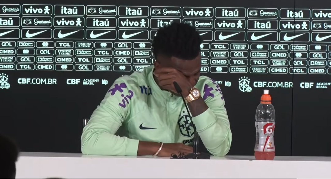 💔 Vinicius got emotional during the Brazil's press conference because all the questions were about racism... 'Sorry, I just want to play football, do everything for my club and my family.'