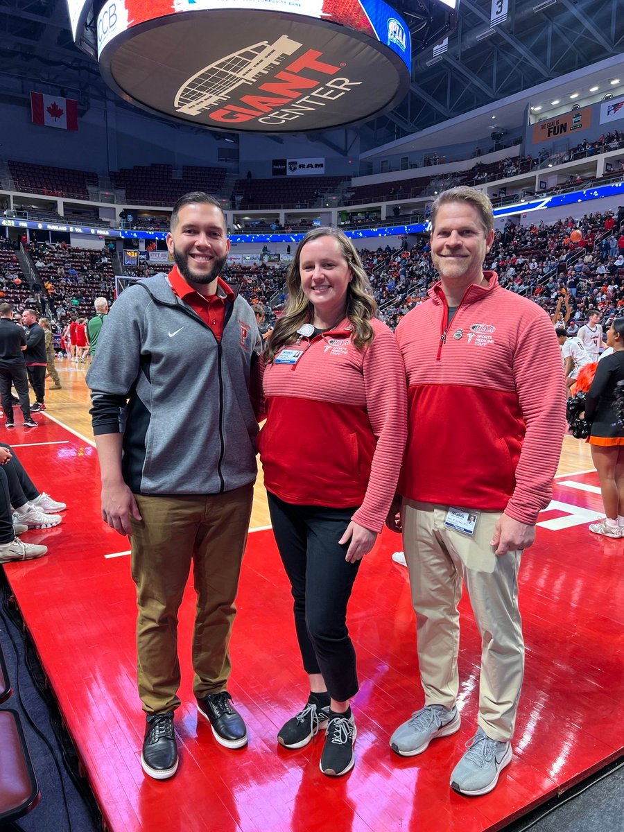This past weekend the top high school basketball teams in PA battled for gold 🥇. The top sports medicine team in PA was there to support them. Congrats to all involved! @PIAASports #PIAA #PIAABasketball #PIAASports #StLukesProud #StLukesSportsMedicine