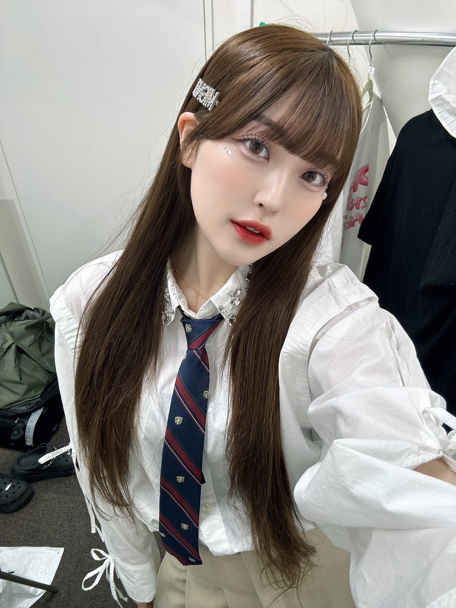 🧏🏻‍♀️🩶