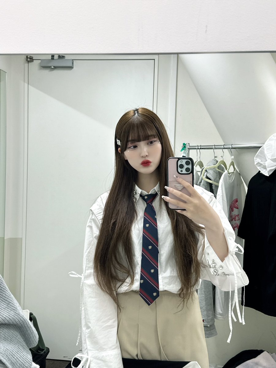 🧏🏻‍♀️🩶