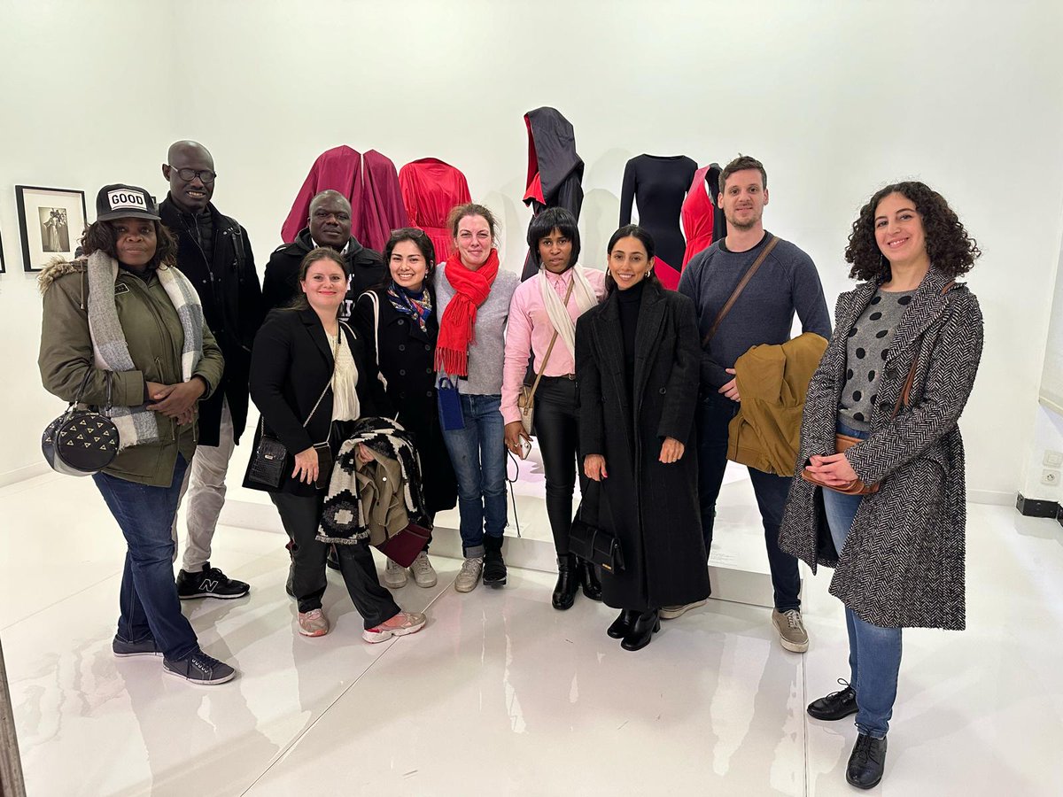 [Parcours Culturel]

Les stagiaires du projet Mod'Action ont eu le chance d'avoir une visite guidée animée par Sarah Perks, ancienne collaboratrice d'Azzedine Alaïa, de l'exposition en cours à la fondation #AzzedineAlaïa

fondationazzedinealaia.org/expositions/26…
langues-plurielles.fr/index.php/nos-…