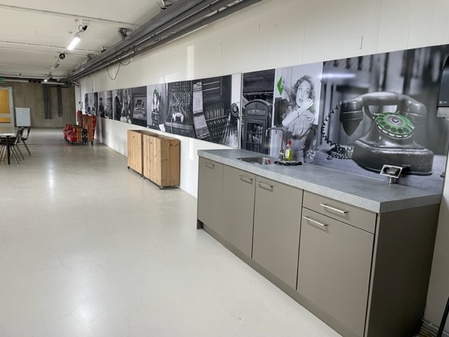 Is het geen plaatje?! Van een saaie witte muur naar een wand met afbeeldingen die er vanaf spatten! Met dank aan het team van De Jong Reclame
#kantoorruimte #alkmaar #ondernemers #nostalgie