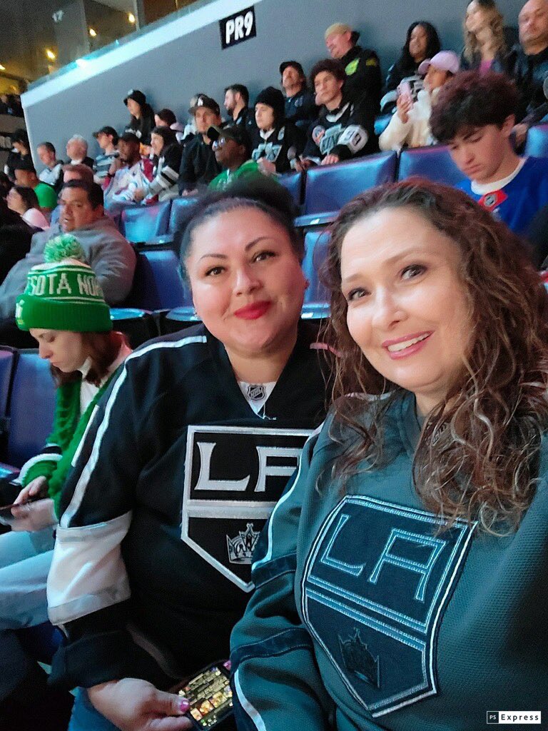 Mafafa_Mus121's tweet photo. Wif the bestie doing bestie things! Go kings go! https://t.co/mX6i0hze6C