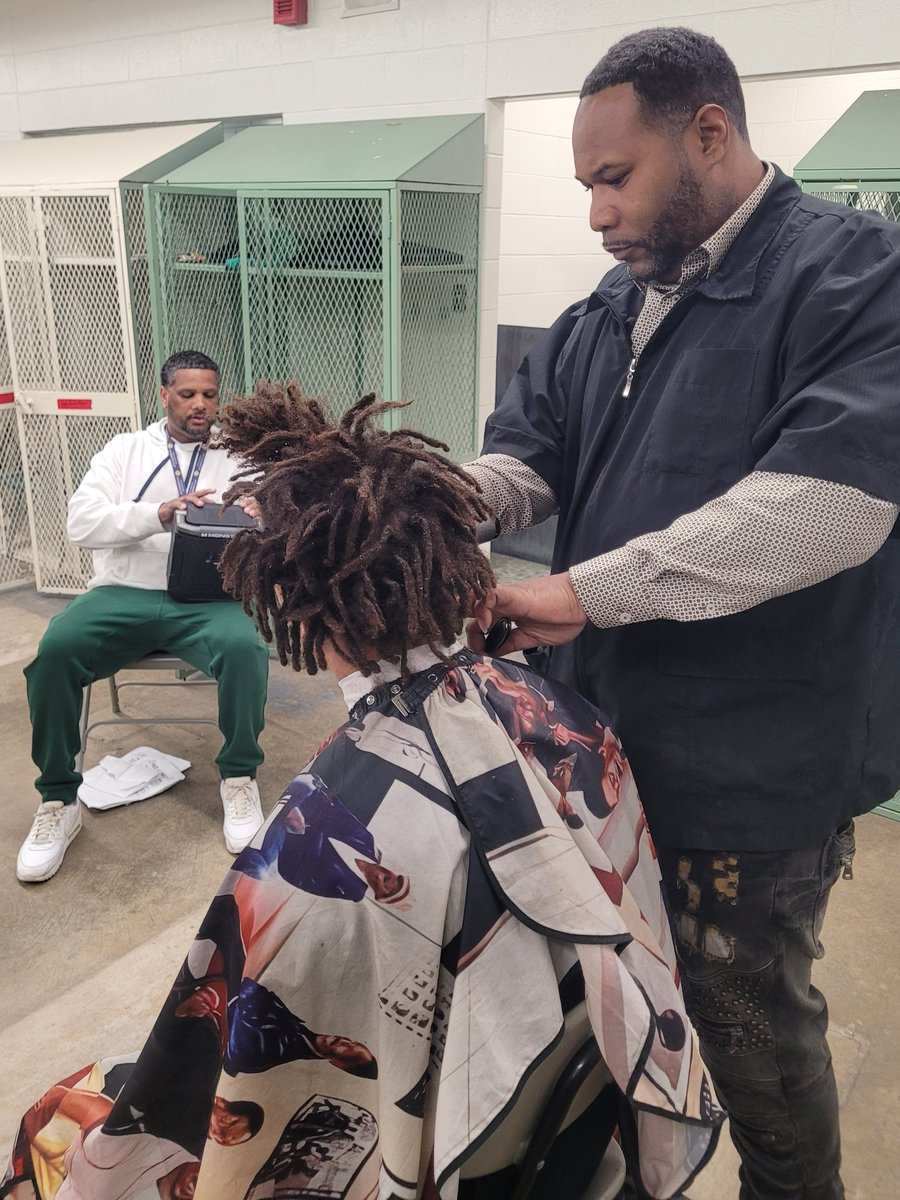 💈✂️Feeling grateful for the fresh new look thanks to New Era Barbershop's free hair cuts for students! Not only did they hook us up with stylish cuts, but also showed us the importance of giving back to our community. 🙌🏾#NewEraBarbershop #GivingBack #CommunityPartners