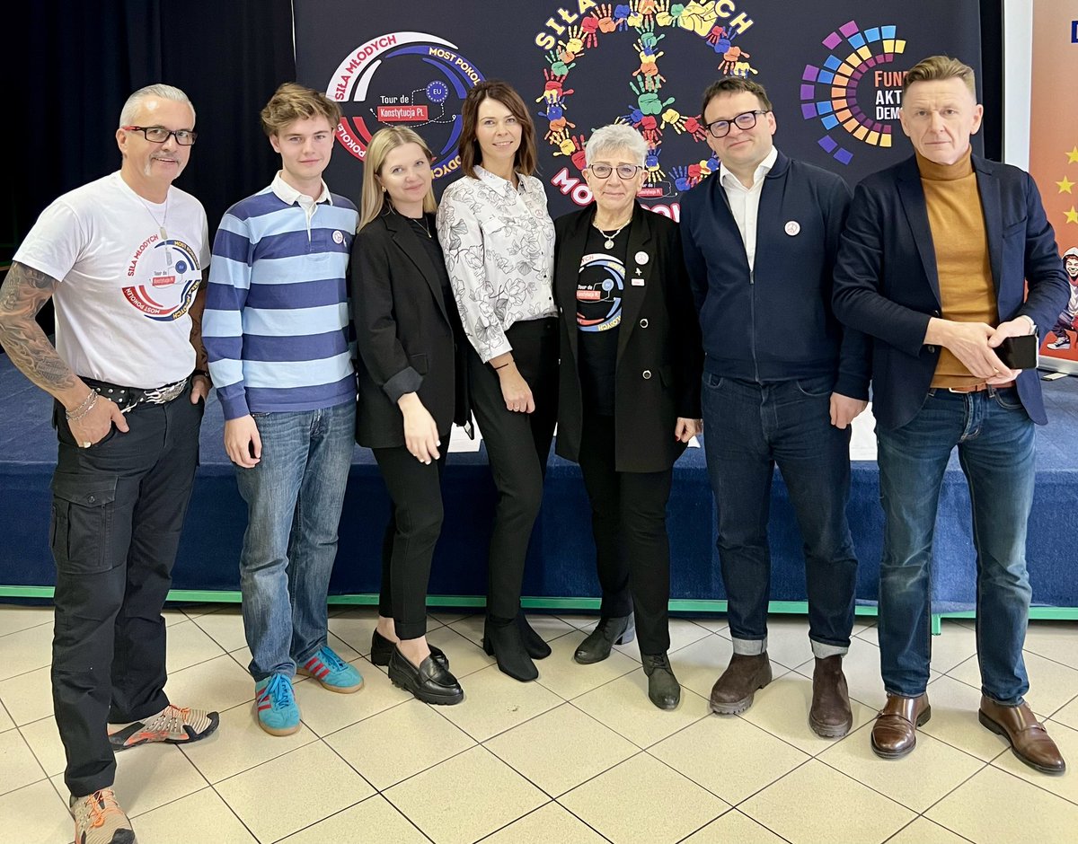 TdKonstytucjaPL's tweet photo. Dzisiaj w ramach #SiłaMłodychMostPokoleń mieliśmy przyjemność gościć w ZSS nr 3 im. Marii Skłodowskiej-Curie w Wiskitkach. #SMMP
Projekt jest współfinansowany przez Unię Europejską, Open Society Foundation, Krajową Izbę Radców Prawnych, Fundację SOL. @RobertHojda @siadlak https://t.co/4b5D6Ud9Re
