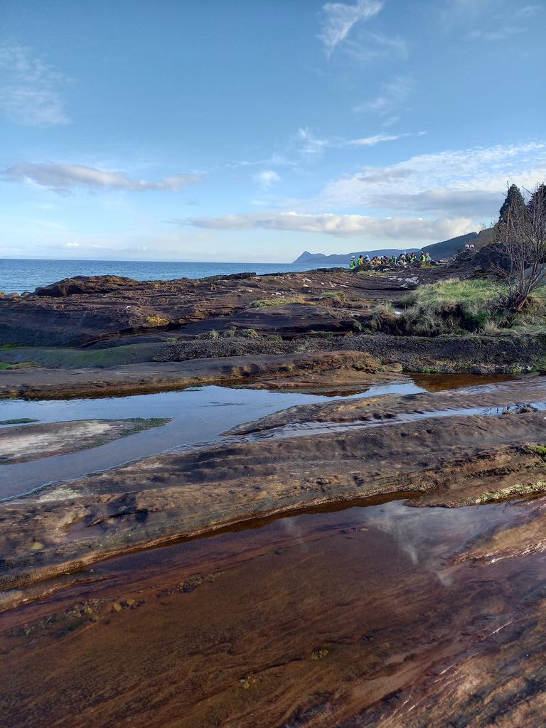 First day of the <a href="/UofGGES/">School of Geographical & Earth Sciences, UofG🌍</a> Arran Earth sciences fieldtrip. 
We were looking on coastal outcrops near Corrie featuring beautifully cross-bedded sandstones, conglomerates, as well as highly eroded, but still recognizable columnar basalt. #geology #Scotland