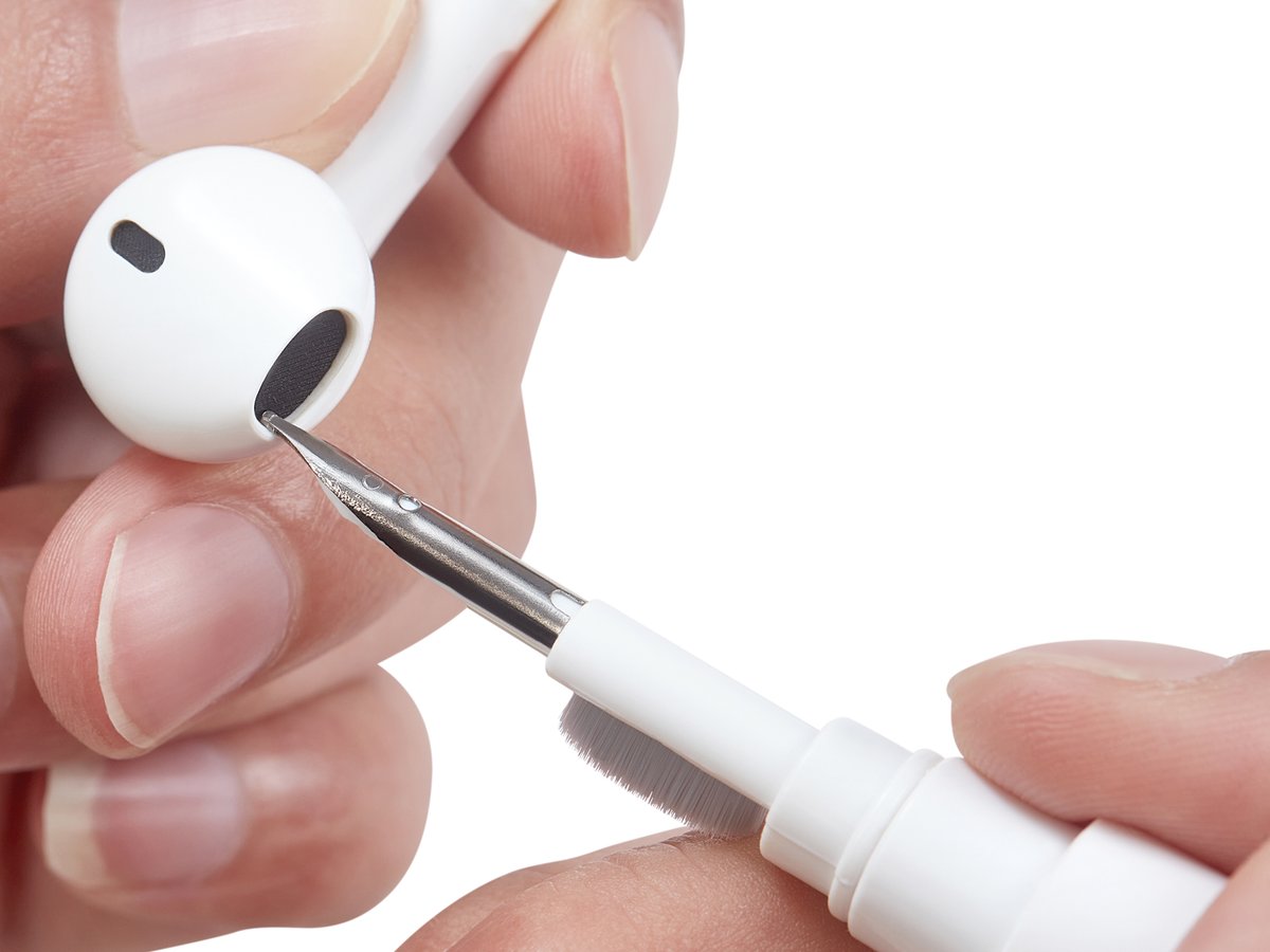 ✨ Keep your Airpods pristine with Sandberg Cleaning Pen Kit! 🎧 Effortlessly remove dirt from your Airpods and phone's charging port with this multi-function pen. ✍️🔌 Check it all out here: sandberg.world/product/cleani… #Sandberg #Airpods #CleaningKit #KeepItClean
