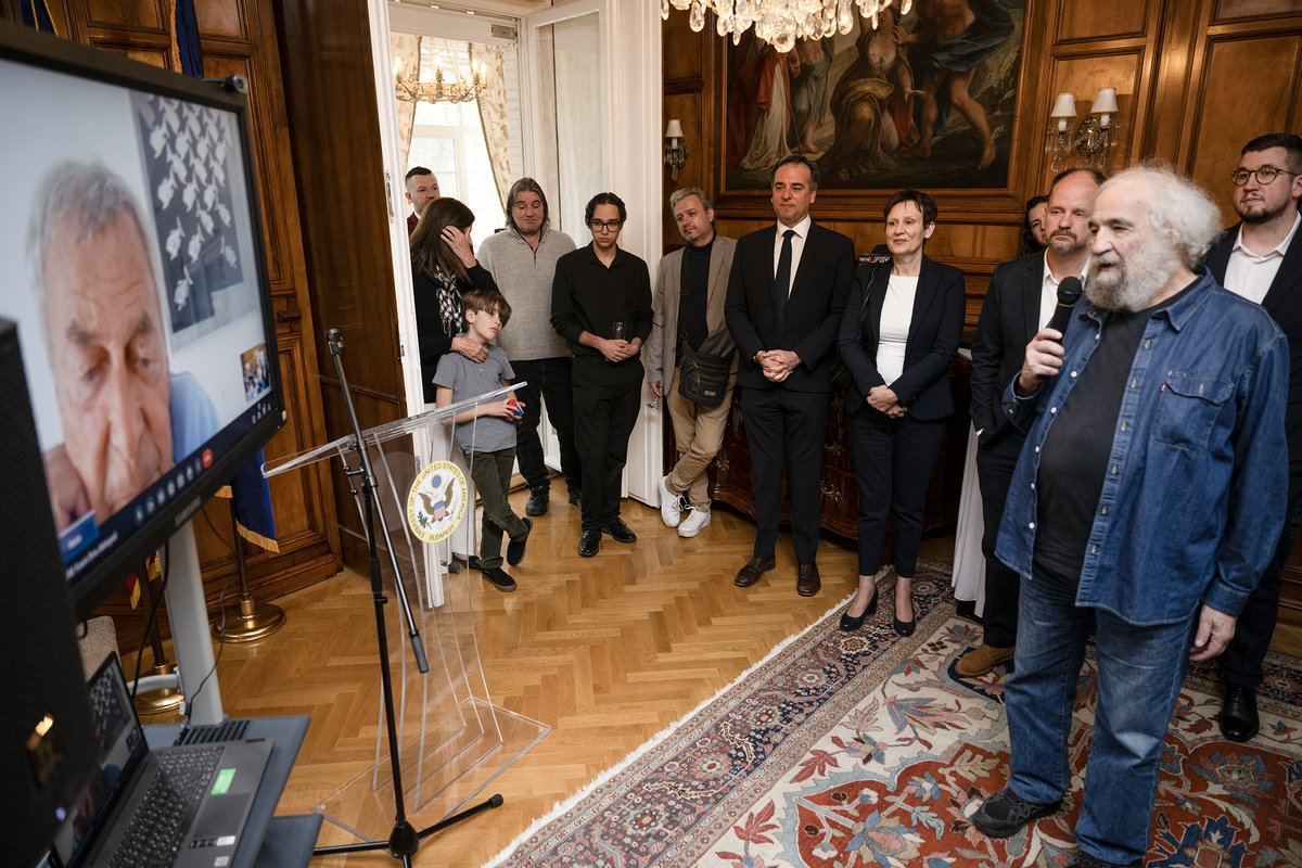 It was wonderful to bring together Hungarian legends Ernő Rubik, Judit Polgár, and the fastest speedcubers in Magyarorszag to celebrate solving hard problems, together. 3/3