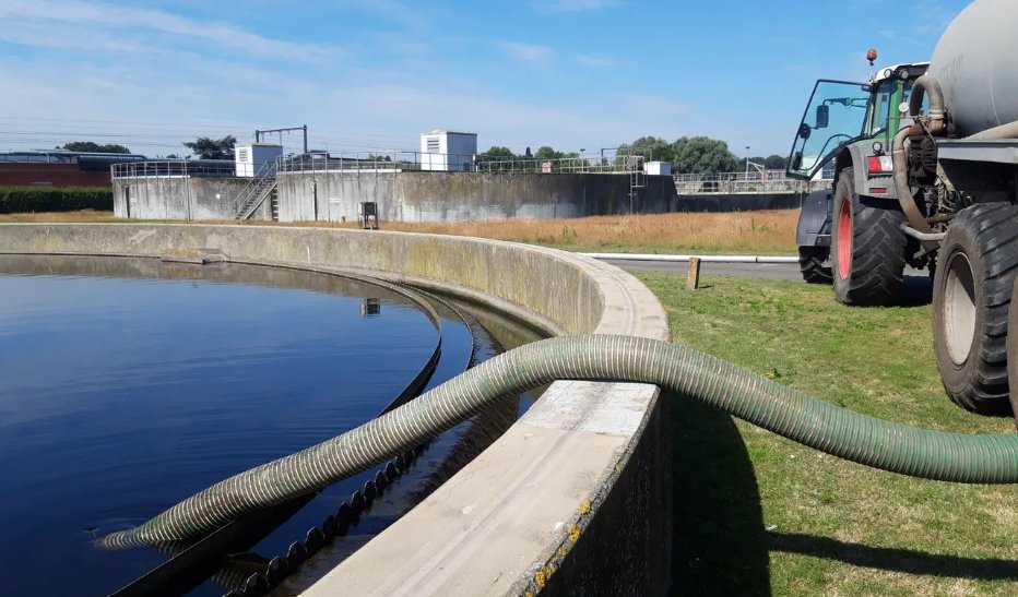 ILVOvlaanderen's tweet photo. Is gezuiverd afvalwater geschikt voor irrigatie van akkers? ILVO wateronderzoekers @SarahGarre en Lin Wang gingen in @eos_wetenschap op zoek naar de langetermijneffecten van circulair watergebruik in de landbouw.
👉 https://t.co/tH3smrq6Ts
#weekvanhetwater #elkedruppeltelt https://t.co/1f91b0cbmR