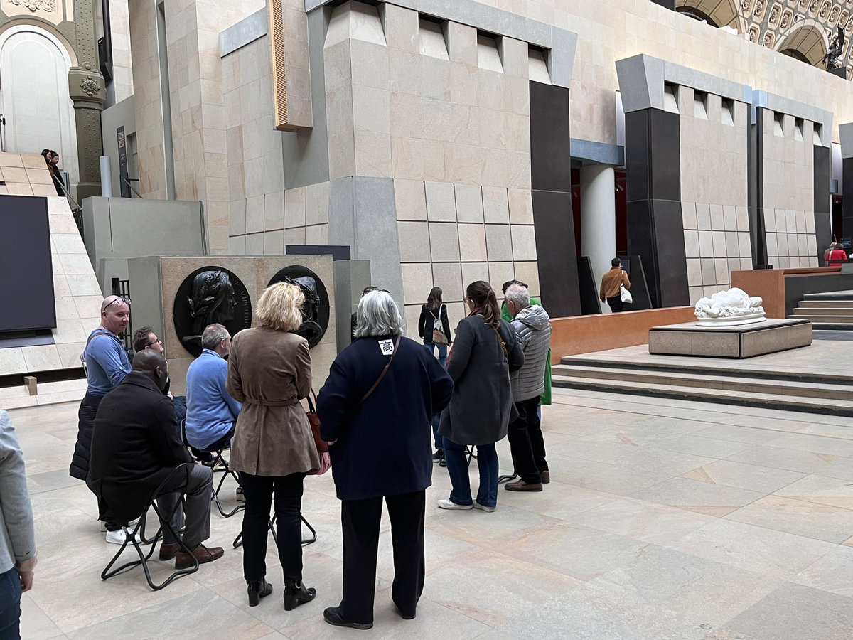 Au Musée d'Orsay avec des personnes atteintes de la maladie d'Alzheimer, dans le cadre de la mission d'évaluation que je mène actuellement sur l'accès à la culture pour les personnes handicapées. 👉 Cet accès ne doit pas être abordé uniquement en termes d'accessibilité physique