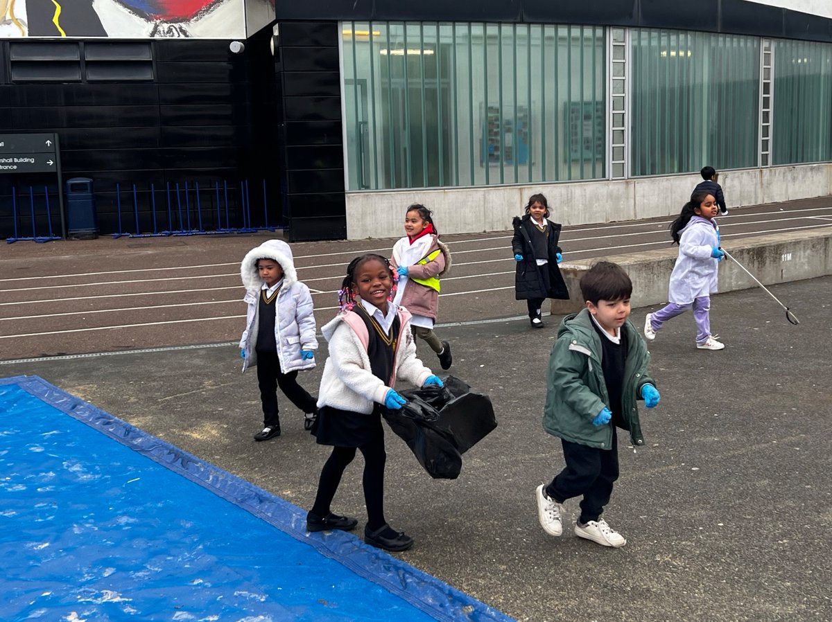 Instilling a sense of community responsibility early on! Our reception pupils engaged in a lesson on the vital roles within our community, starting with litter picking. 🗑️Witness their enthusiasm as they take action to keep our surroundings clean!🚮 #CommunityHeroes @ArkSchools