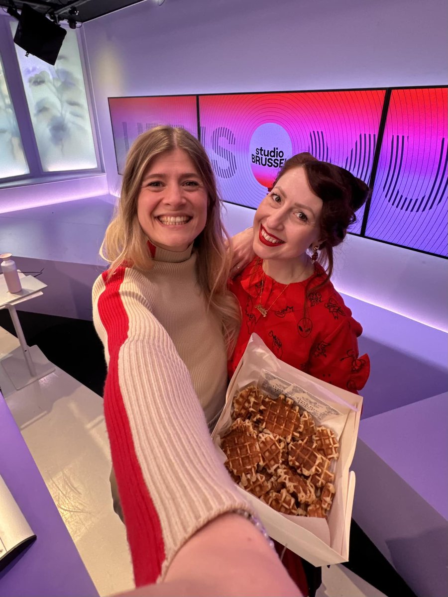 Gespot: @RegulaYsewijn in onze studio met verse wafels. 🧇👀 Luister mee naar De Roo en De Rycke via het Studio Brussel-kanaal op @vrtmaxbe of via je radio.