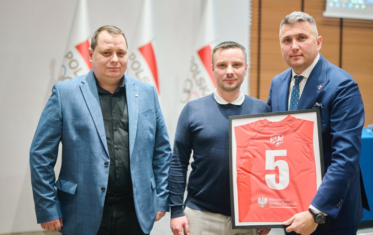 Zgodnie z decyzją Zarządu PKOl Związek Futbolu Amerykańskiego w Polsce został członkiem zwyczajnym Polskiego Komitetu Olimpijskiego 🏈 Witamy Was w Rodzinie Olimpijskiej i trzymamy kciuki za rozwój Waszego sportu w Polsce 💪