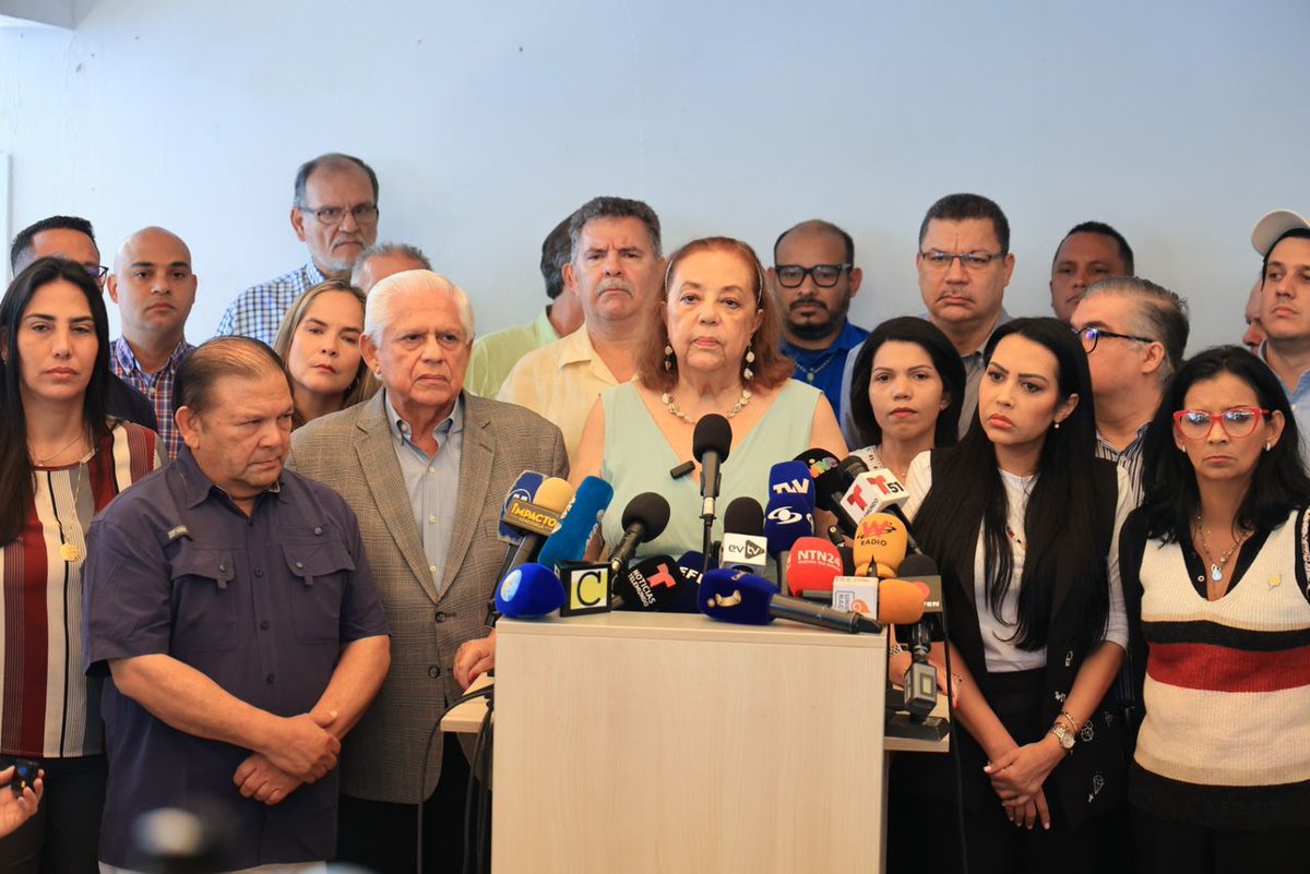 Pr1meroJusticia's tweet image. Desde Primero Justicia acompañamos la denuncia de la Dra. Corina Yoris (@yorisvillasana) sobre los obstáculos, sin justificación, que el CNE impone para boicotear la participación de la unidad en las próximas elecciones presidenciales. 

Estas barreras no solo afectan a un nombre…