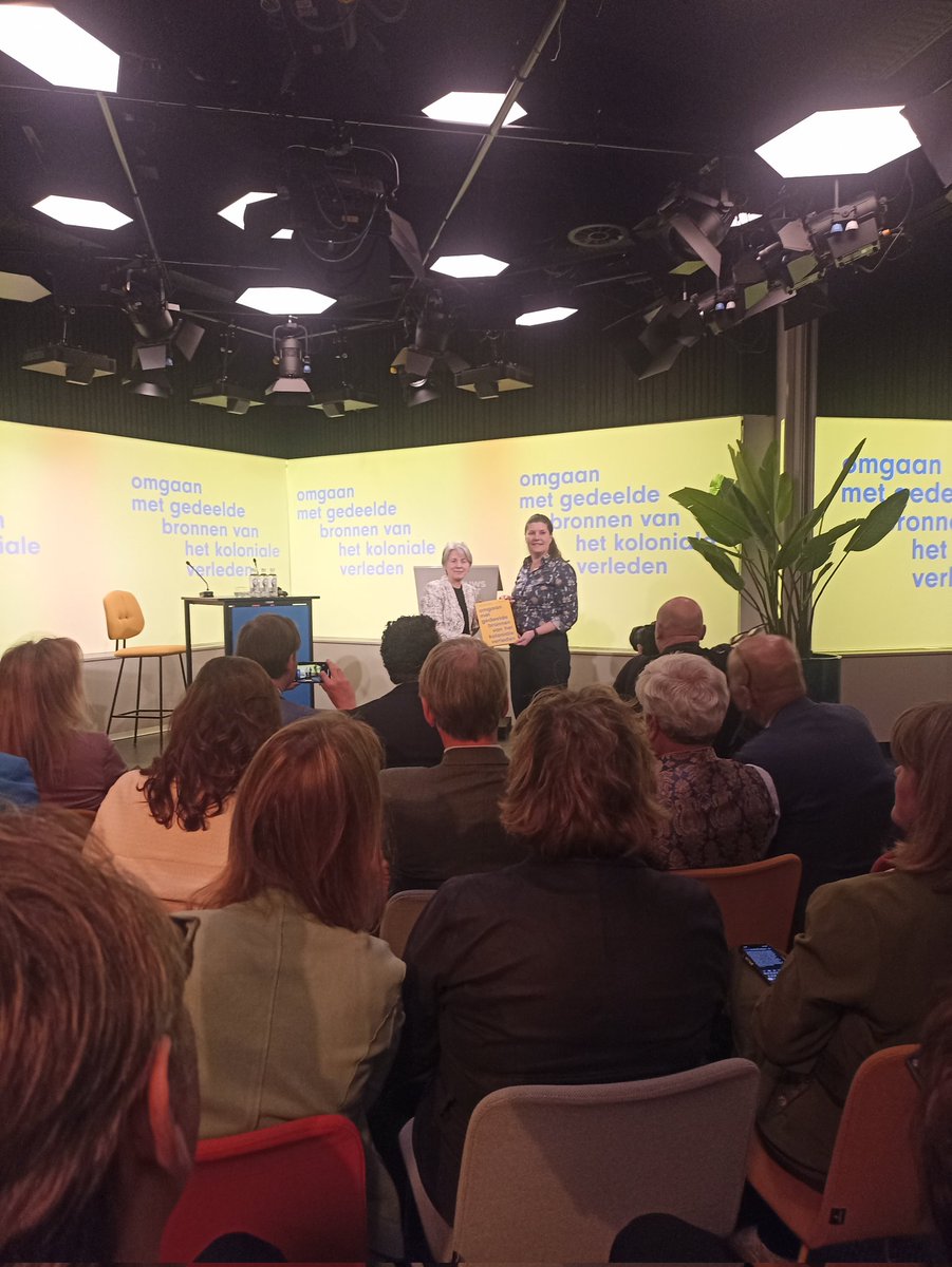 Bij <a href="/Nieuwspoort/">Nieuwspoort</a> werd vanmiddag het adviesrapport 'Omgaan met gedeelde bronnen van koloniaal verleden' door de Raad voor Cultuur officieel aan staatssecretaris Fleur Gräper-van Koolwijk overhandigd:

raadvoorcultuur.nl/documenten/adv…