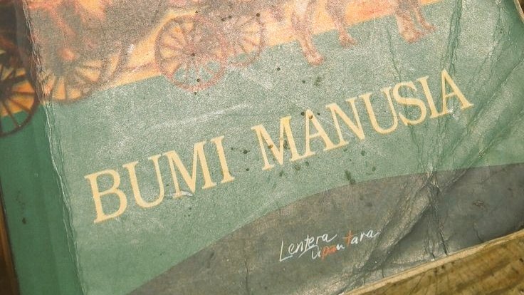 SlNESTHESlA's tweet image. ᅠ

𝑩𝑼𝑴𝑰 𝑴𝑰𝑳𝑰𝑲 𝑲𝑰𝑻𝑨, 𝑻𝑨𝑵𝑨𝑯 𝑴𝑨𝑵𝑼𝑺𝑰𝑨.
Di sinilah kita lahir, tumbuh, dan jatuh cinta. Bumi ini adalah 𝘴𝘢𝘬𝘴𝘪, atas segala yang perlahan menjelma 𝙖𝙠𝙝𝙞𝙧.

ᅠ