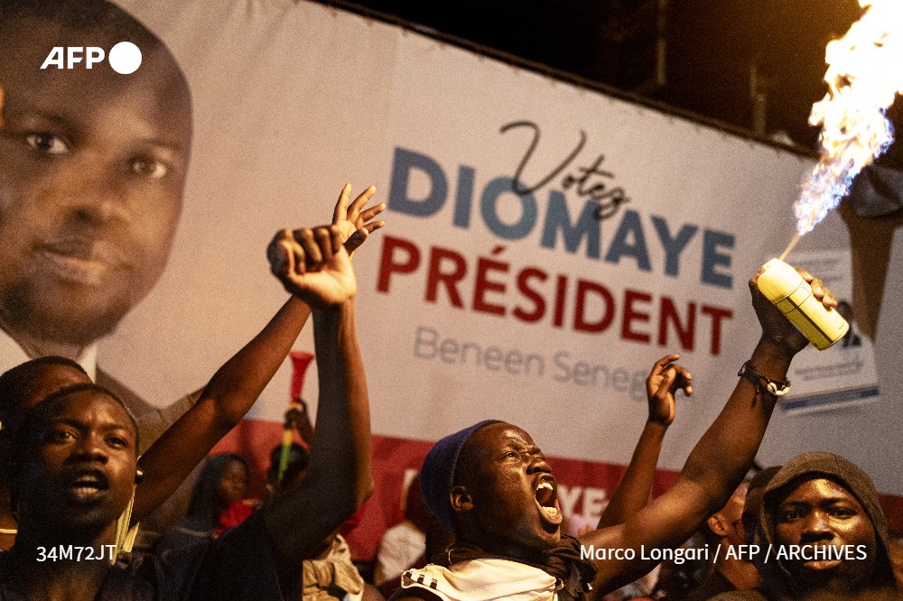 Sénégal: le président sortant Macky Sall a félicité l'opposant antisystème Bassirou Diomaye Faye pour sa victoire dès le premier tour de la présidentielle dimanche #AFP
