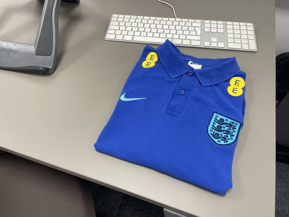 When your mate @J_Cree works for England and leaves you some training kit your desk 🙏👊 🦁