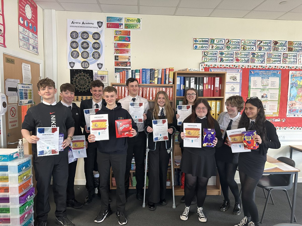 A massive well done to all @AirdrieAcademy linguists on completing their SQA Talking Exams in French and Spanish 👏🏼 🇫🇷 🇪🇸 Special “félicitations/enhorabuena” to this group of young people for completing theirs with distinction! #determination #ambition #globalschools