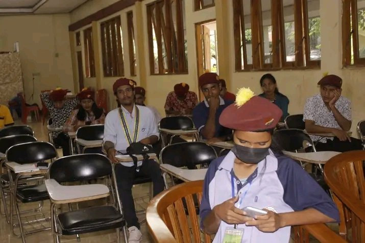 Iya, kamu pasti bisa kok. Cuman, prosesmu saja yang berbeda dengan yang lain. Jangan mengeluh ya, teruslah berproses. Maka, kamu akan menemui akhir yang gemilang. Hanya orang-orang yang mencintai proses akan memperoleh hasil yang gemilang pulah.

Senja kelabu