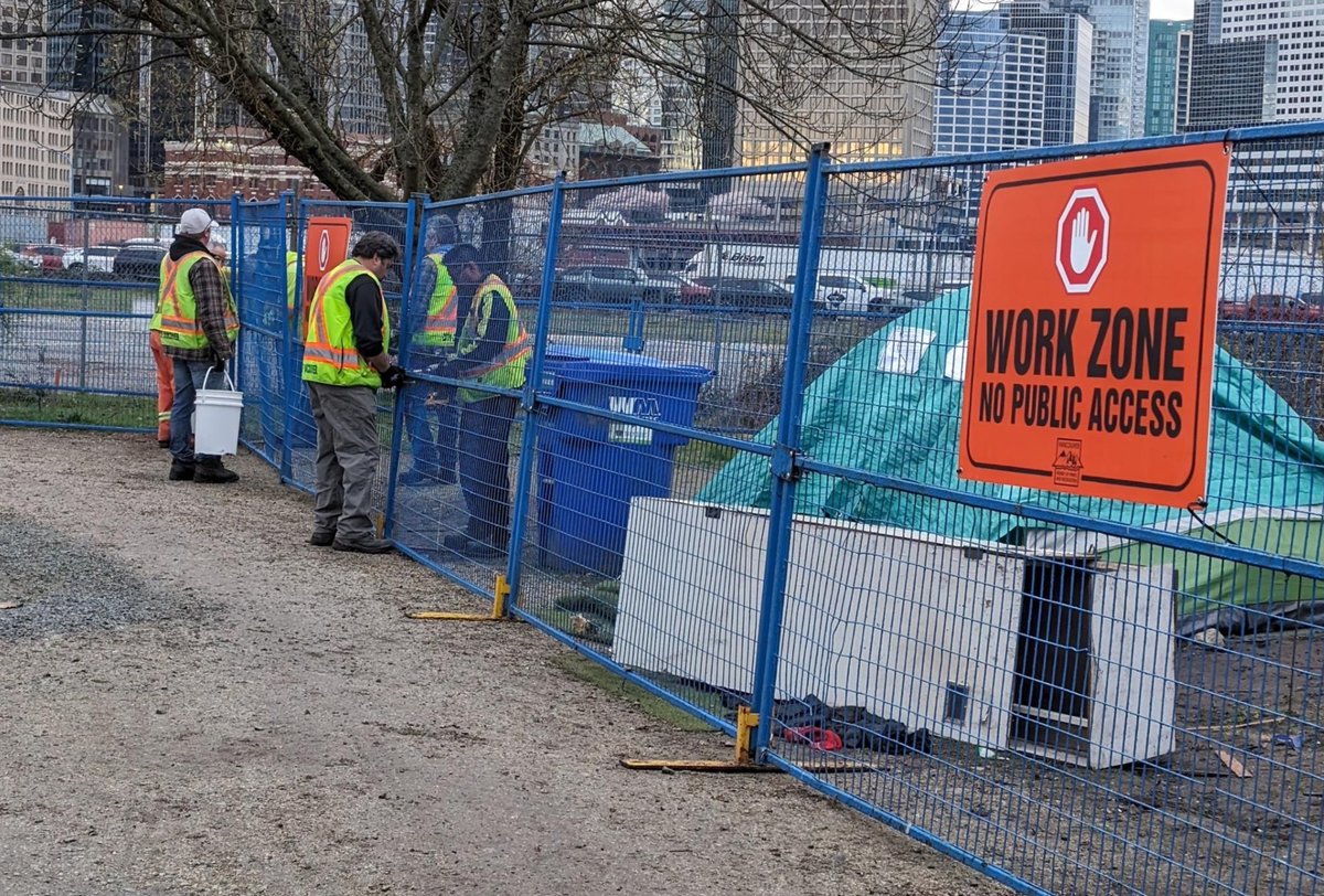 CRAB PARK UPDATE: @CityofVancouver @ParkBoard @VancouverPD have put up fences around the CRAB Park Tent City. Legal Observers and advocates not allowed in (under threat of arrest). Media not allowed in. Residents still in their tents. City has begun destroying homes. 1/