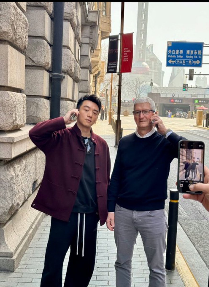 3月22日，苹果公司CEO蒂姆·库克在北京表示：“我们将持续地投资中国，投资中国的供应链、研发和零售店。”
库克看样子还很享受😎，花样美男伺候不错👍现在还在给中共站台，苹果估计也要到头了