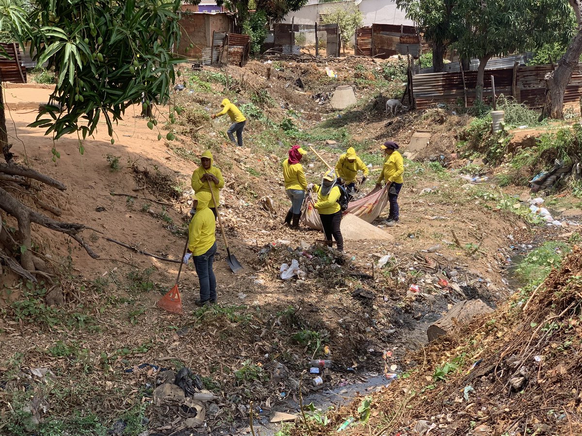 imamaracaibo_'s tweet photo. Parte del #PlandeLimpiezadeCañadas2024 es el mantenimiento del saneamiento de los causes, nuestro equipos de ambientalistas continúan realizando estás operaciones en distintos tramos de las #CañadasMcbo

Seguimos  trabajando, construyendo un mejor ambiente para Maracaibo 🔆 https://t.co/zEf0ZE8AvH