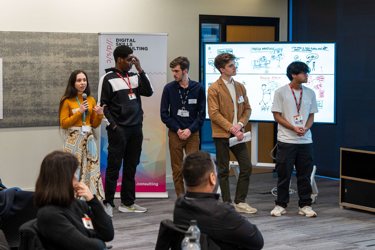 Our students participated in an event organised by Digital Skills Consulting with design experts, @experiencehaus. They brainstormed digital solutions addressing pressing issues like 'Stop and Search,' working closely with officers from the @metpoliceuk and @CityPolice. 🌟