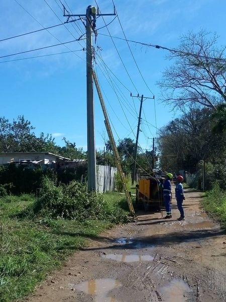 #MinutoAMinuto| Nuestras brigadas continúan trabajando para restablecer el servicio en las zonas afectadas.
👉Contamos con el apoyo de contingentes de varias provincias de #Cuba No habrá descanso hasta reparar todas las averías.
#EléctricosPorCuba 🇨🇺
#loquenosUNEcompromiso