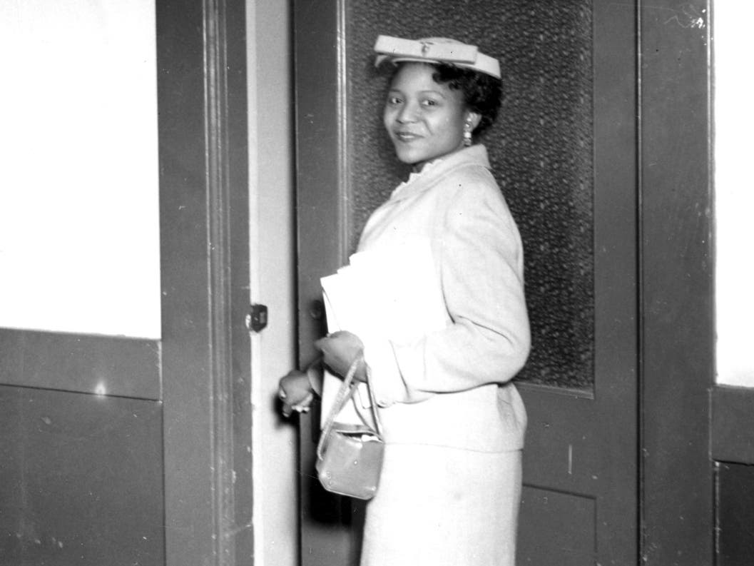 🌟 Women's History Month spotlight: Dr. Autherine Lucy Foster, the first Black student to enroll at The Uni. of Alabama. On campus, she was met with mob violence, threats to her life, cross burnings, & riots. UA barred her from attending classes & she was eventually expelled.