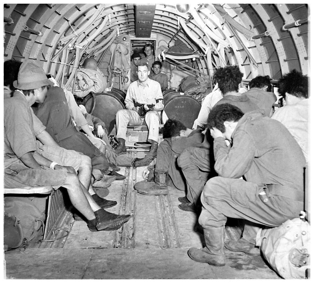 Prisioneros de Guerra del Ejército Imperial Japonés. Son transportados en un avión de transporte Douglas C-47 Skytrain. 
   Escoltados por Policía Militar Estadounidense. Traslado a campo de prisioneros después de la Batalla de Guadalcanal.
F.O Life Magazine Archives.