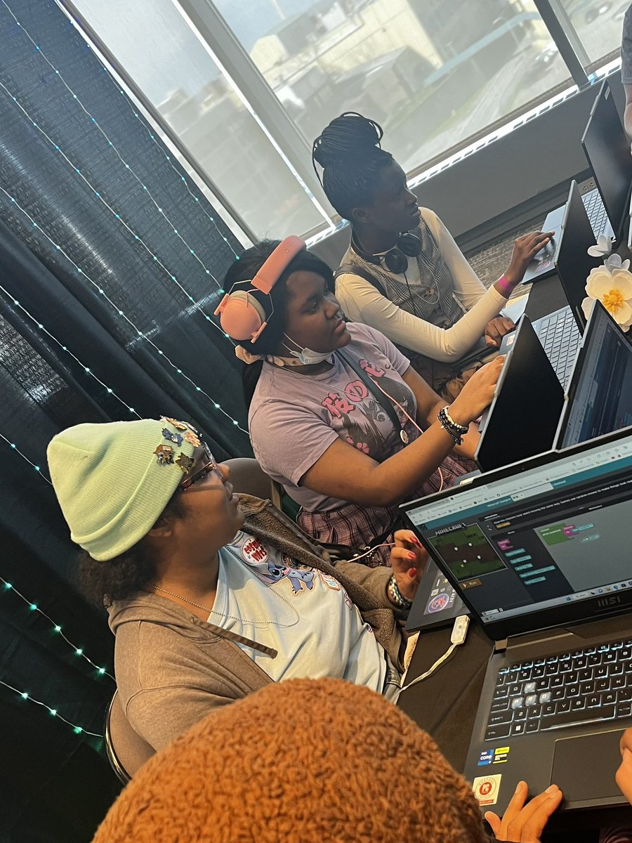 Our @Seneca_FA ❤️ed the All That Tech conference @AliCenter. Thanks @TECH_nique_Inc! Students explored careers in programming, cybersecurity, & robotics. They created social media campaigns, designed games, & wrote songs using AI. #SenecaSoars #YouCantBeItIfYouCantSeeIt 💻🤖📱🎮