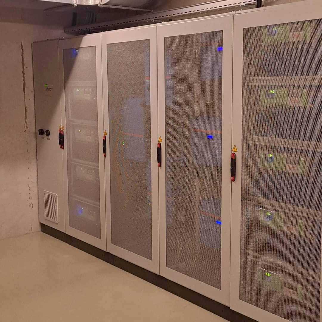 'Portes ouvertes' pour visiter la nouvelle installation solaire sur le toit de notre école: 175 kW, 455 modules, 90 kWh de stockage. Fière des autorités de ma commune de La Rippe, qui jouent pleinement leur rôle d'exemplarité! 👏👏👏👍👍👍