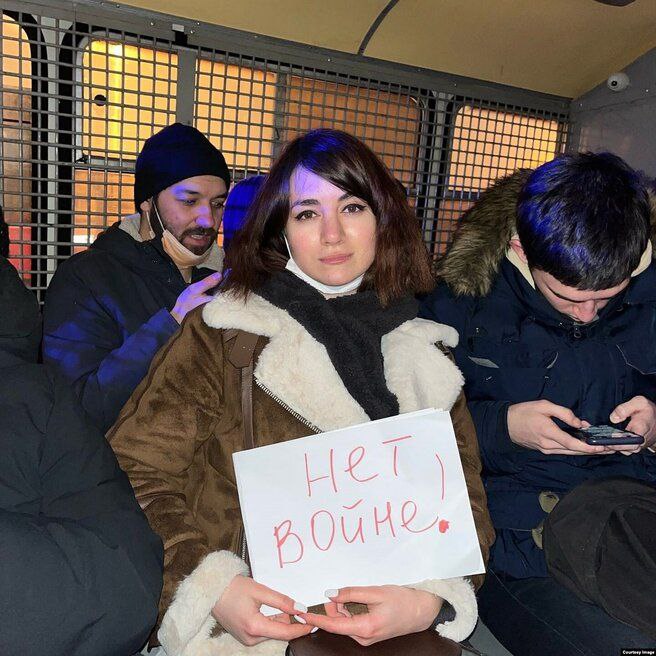 Sota_Vision's tweet photo. «Имена каждого человека, причастного в том числе к моему приговору, я не забуду и сделаю все возможное, чтобы эти люди понесли ответст��енность». Активистку Анастасию Агееву заочно приговорили к 8 годам колонии общего режима

Москвичку признали виновной по статье о распространении «фейков» о ВС РФ по мотивам политической ненависти.

Анастасия Агеева рассказала SOTAvision, как относится к решению суда: 

«Сегодняшний приговор — очередное доказательство той деградации, до которой путинское правление довело судебную, законодательную и исполнительную власти. В нем "прекрасно" все — начиная от самого закона, заканчивая провалами судей, которые закрывая глаза на логику. Имена каждого человека, причастного в том числе к моему приговору я не забуду и сделаю все возможное, чтобы эти люди понесли ответственность. Конечно, я не в полной мере осознаю, что такое восемь лет. Когда находишься в эмиграции, с трудом представляешь себе реальность за решеткой. Я чувствую ответственность за свою свободу и возможность продолжать действовать, чтобы хоть как-то приблизить окончание этого безумия»

Также активистка выразила благодарность всем, кто продолжает помогать политическим активистам в России и заграницей:  

«Кто поддержал меня и помог оплатить адвоката, благодарю страну, которая приютила меня. Попытки запугать, обвинить и лишить свободы — это и есть признаки слабости системы. Я верю, что благодаря правозащитным организациям мы сможем построить гражданское общество и восстановить нашу страну»

После 24 февраля 2022 года бывшая фельдшер ��з Одинцово Анастасия Агеева начала выходить на антивоенные акции и несколько раз была задержана. После очередного задержания на Красной площади девушку отправили в спецприемник на 15 суток, после чего она покинула Россию. 

В мае 2023 года против Агеевой было возбуждено дело о «фейках» об армии из-за ее постов в соцсетях. В декабре 2023 года девушке предъявили обвинение по ч. 2 статьи о «распространении фейков об армии по мотивам ненависти».