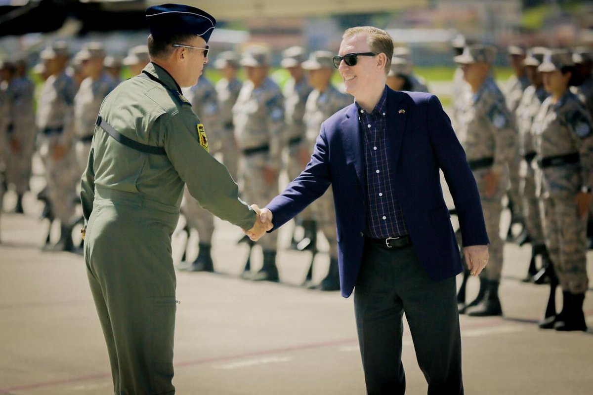 Los Estados Unidos y el Ecuador cooperan por una región más segura. Los 🇺🇸 hoy entregó formalmente un avión C-130 (“El Hércules”) valorado en $12 millones a la Fuerza Aérea del 🇪🇨 para mejorar su capacidad de respuesta ante incidentes de seguridad nacional y transnacional y…